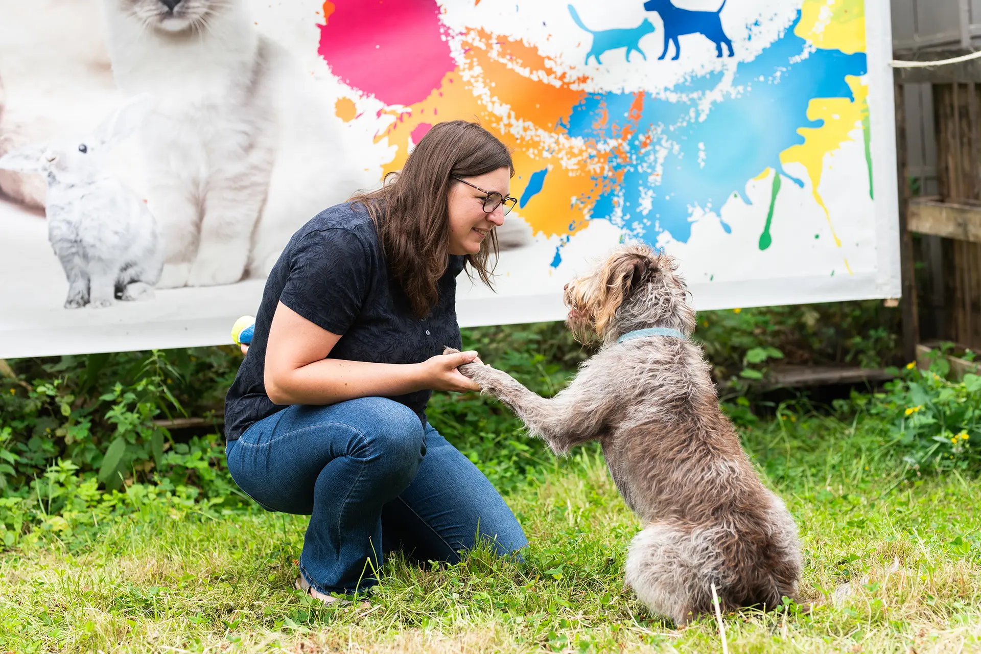 petslife-photo-chrsitelle-et-chien-dehors